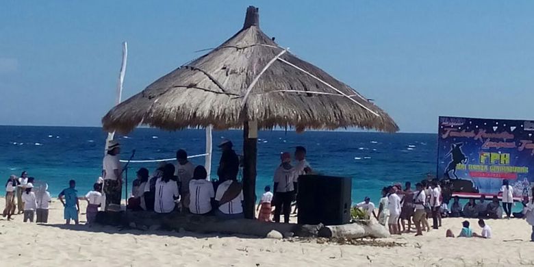 

Hotel Mario berada di Pantai Kita Mananga Aba, Desa Ramadana, Kecamatan Loura, Kabupaten Sumba Barat Daya, Nusa Tenggara Timur, Sabtu (2/6/2018).(KOMPAS.com/SIGIRANUS MARUTHO BERE) 