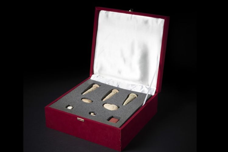 Foto yang dirilis Museum Inggris di London, Kamis (9/8/2018), menunjukkan delapan barang antik yang diyakini berasal dari Irak dan akan dikembalikan.