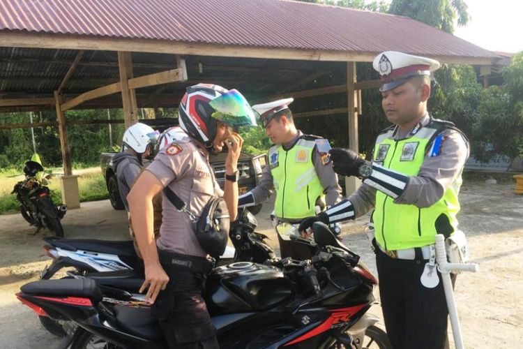 Satuan polisi lalu lintas Polres Aceh Utara mulai operasi zebra tahun 2018 dengan menilang kendaraan yang dimiliki personel polisi, di Markas Polisi Resort, di Lhoksukon, Aceh Utara, Selasa (30/10/2018).