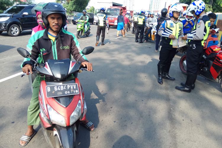 Polisi tengah memberikan penjelasan terkait pelanggaran yang dilakukan pengendara saat terjaring dalam Operasi Zebra di Jakarta, Kamis (2/11/2017).