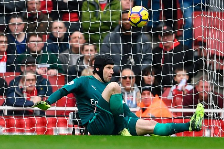 Kiper Arsenal, Petr Cech, ketika mengantisipasi tembakan pemain Watford pada pertandingan Premier League di Stadion Emirates, Minggu (11/3/2018).