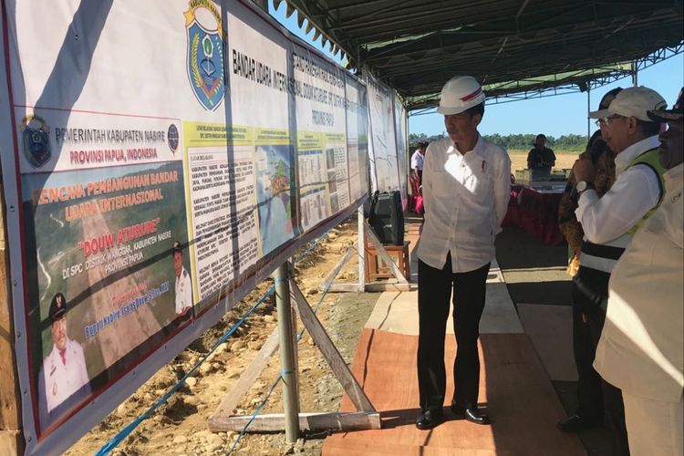 Presiden Joko Widodo saat meninjau proyek pembangunan Bandara baru Nabire, Papua, Rabu (20/12/2017).
