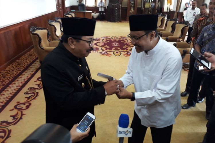 Gus Ipul berpamitan kepada Gubernur Jawa Timur Soekarwo.