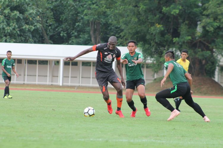 Striker Asing Semen Padang Barthelemy ang sedang menjalani trial Barthelemy pada laga uji coba dengan Timnas U-23,  Selasa (12/3/2019) di Stadion Madya. 