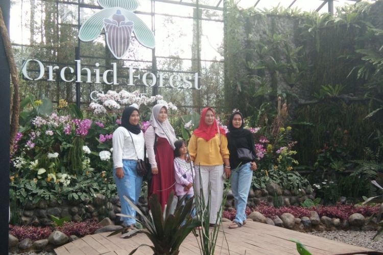 Pengunjung saat melakukan swafoto di green house anggrek eduwisata Orchid Forest Cikole, Kabupaten Bandung Barat, Minggu (17/6/2018).