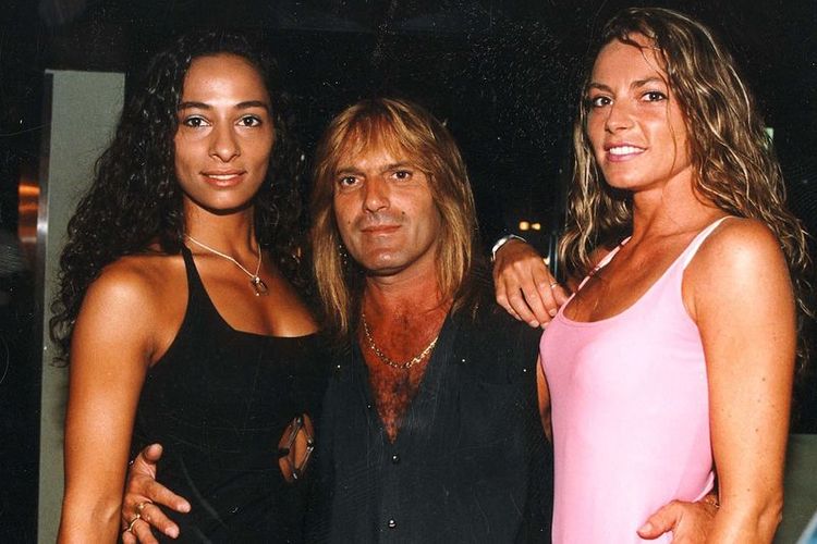 Maurizio Zanfanti bersama dua wanita. Dia dikenal sebagai playboy terkenal di Italia, yang dilaporkan pernah bercinta dengan 6.000 perempuan.