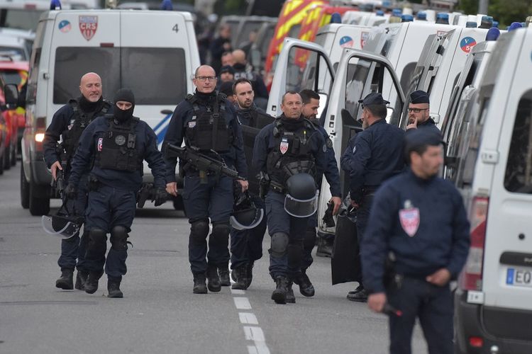 Petugas polisi tiba di lokasi penyanderaan oleh seorang remaja 17 tahun di sebuah bar di Perancis, Selasa (7/5/2019).