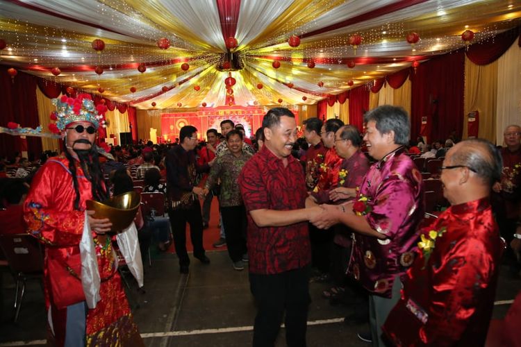 Wakil Bupati Banyuwangi Yusuf Widiatmoko saat datang di perayaan Imlek di Kelenteng Joo Tong Bio Banyuwang, Jawa Timur, Kamis malam (14/2/2019).