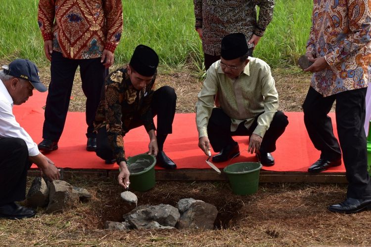 Peletakan batu pertama oleh Presiden Joko Widodo untuk mengawali pembangunan kampus Universitas Islam Internasional Indonesia (UIII) di Kompleks RRI, Cimanggis, Depok, Jawa Barat, Selasa (5/6/2018).