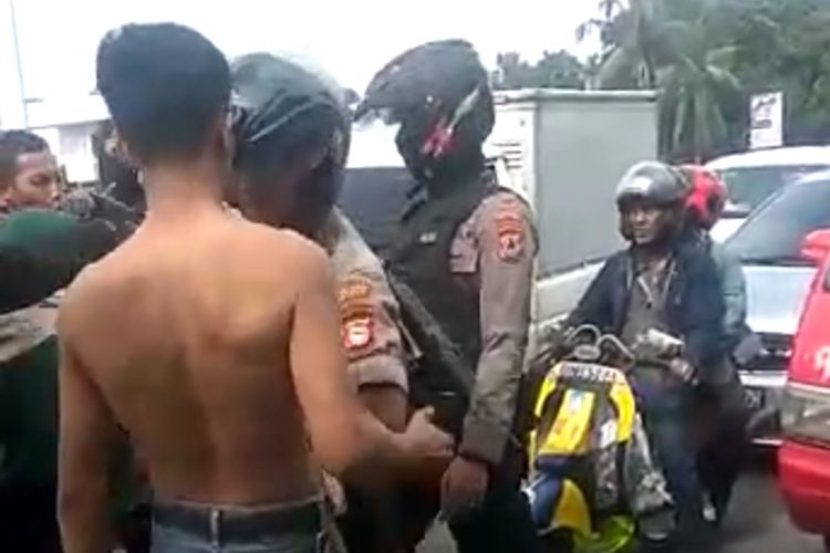 Awal Juli (tanpa baju) saat hendak memukul Kanit Provost Polsek Tamalate Ipda Darwis ketika berunjuk rasa di perempatan Jalan Pettarani-Alauddin Makassar, Sulawesi Selatan pada Jumat (5/4/2019) lalu. 
