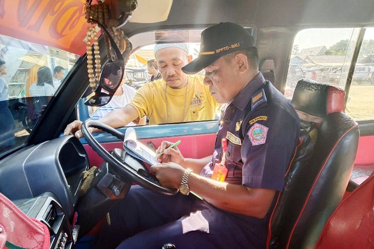 Seorang petugas melakukan pengecekan kelaikan kendaraan yang dilaksanakan di Terminal Gorontalo