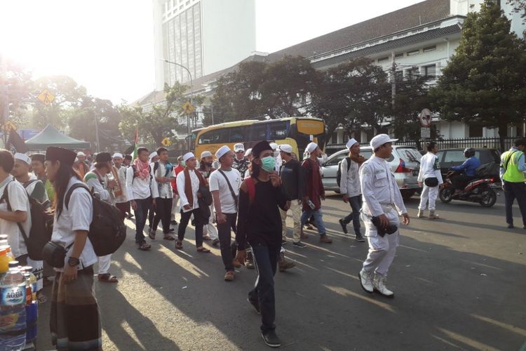 Massa Aksi Solidaritas Baitul Maqdis mulai bergerak ke lapangan Monumen Nasional (Monas) di Jakarta Pusat seusai menunaikan salat Subuh dan zikir bersama di Masjid Istiqlal, Jumat (11/5/2018) pagi.