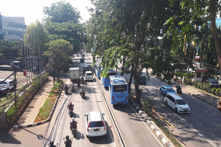 Jalur bus transjakarta di Kebayoran Lama, Jakarta Selatan, Kamis (6/7/2018), ditutup sementara karena ada sejumlah bus transjakarta sengaja berhenti di jalur. 