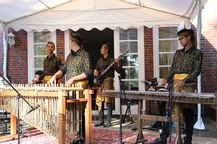 Penampilan tim kesenian Arumba yang memainkan alat musik bambu, dalam acara West Java Night di KJRI Hamburg, Jerman, Rabu (26/6/2019).