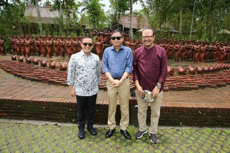 Menteri Energi dan Sumber Daya Mineral (ESDM) Ignasius Jonan saat mengunjungi Taman Terakota di Banyuwangi, Jawa Timur, Kamis (21/2/2019).