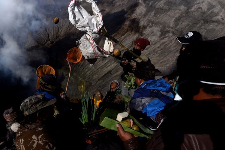 Masyarakat Suku Tengger melarung sesajinya berupa hasil pertaninan ke kawah Gunung Bromo pada Upacara Yadnya Kasada, Probolinggo, Jawa Timur, Sabtu (30/6/2018). Upacara Kasada merupakan upacara adat masyarakat Suku Tengger sebagai bentuk ucapan syukur kepada Sang Hyang Widi sekaligus meminta berkah dan menjauhkan dari malapetaka.