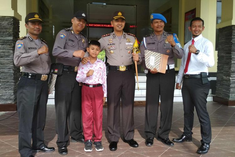 Kapolres Magelang AKBP Hari Purnomo (tengah)  memberikan penghargaan kepada empat anggotanya yang berprestasi, Rabu (7/3/2018).