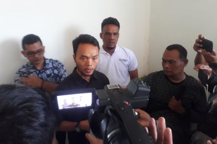 Ketua KPU Karawang Miftah Farid saat memberikan keterangan pers soal dugaan aliran dana jual beli suara, Senin (17/6/2019).
