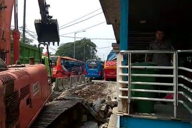 Waktu pengerjaan perbaikan jalur transjakarta di Terminal Kampung Rambutan, Jakarta Timur, dikeluhkan sejumlah penumpang, Rabu (28/11/2018)