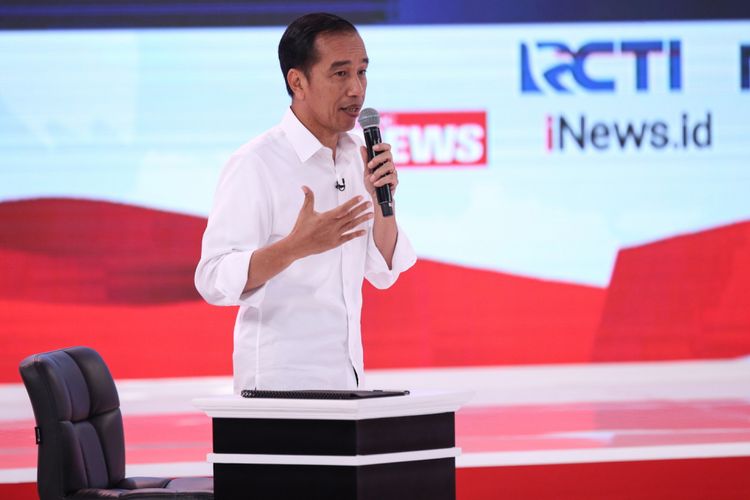 Calon Presiden Nomor Urut 1, Joko Widodo menyampaikan gagasannya saat Debat Kedua Calon Presiden, Pemilihan Umum 2019 di Hotel Sultan, Jakarta, Minggu (17/2/2019).