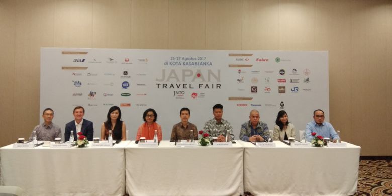 Perwakilan Japan National Tourism Organization, rekan maskapai, Bank HSBC dalam  jumpa pers Japan Travel Fair 2017 di Jakarta, Kamis (24/8/2017).
