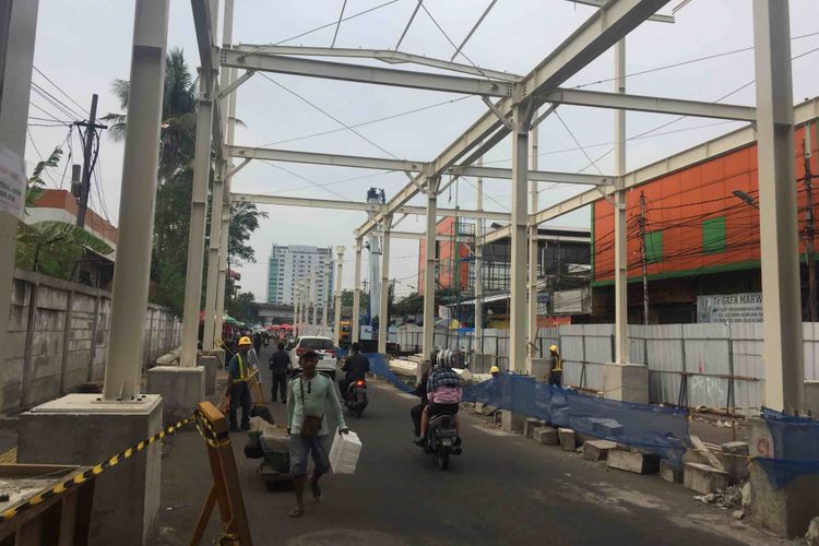 Pemprov DKI meminta para pedagang di Jalan Jatibaru Raya yang berada di zona C dan D proyek pembangunan skybridge Tanah Abang untuk tidak lagi berjualan mulai Rabu (20/9/2018) hingga 15 Oktober, Selasa (19/9/2018).