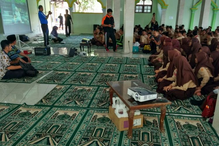 Para siswa MTsN 4 Grabag Kabupaten Magelang, Jawa Tengah, menonton film sebelum ujian nasional berbasis komputer (UNBK) yang digelar mulai Senin (9/4/2018).