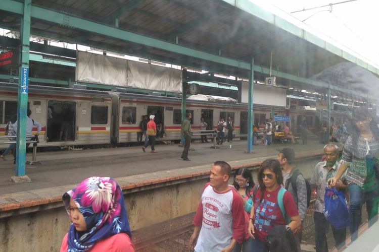 Perjalanan kereta menuju Jakarta Kota dan Tanah Abang dari Bekasi maupun Bogor tertahan sinyal masuk di Stasiun Manggarai, Kamis (20/7/2017). Hal ini dikarenakan adanya kendala operasional KA Tegal Bahari di Stasiun Cikini.