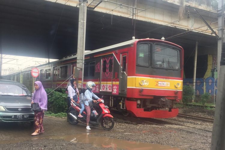 Perlintasan kereta api liar yang hanya berjarak 150 meter dari peron Stasiun Rawabuntu, Tangerang Selatan, kerap digunakan pengendara sepeda motor maupun mobil untuk melintas dari dan menuju Stasiun Rawabuntu. Padahal, perlintasan tersebut sangat membahayakan nyawa para pengendara, Senin (10/12/2018).