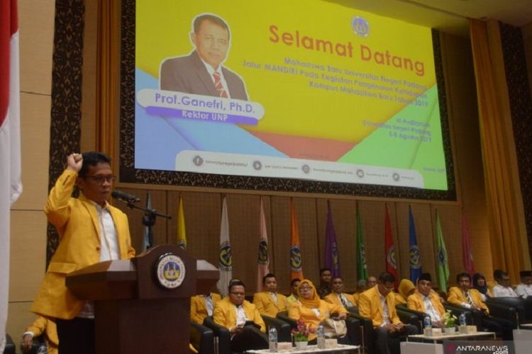 Wakil Rektor I Universitas Negeri Padang Yunia Wardi memberikan sambutan pada kegiatan Pengenalan Kehidupan Kampus Mahasiswa Baru (PKKMB) di Auditorium UNP, Senin (5/8/2019).