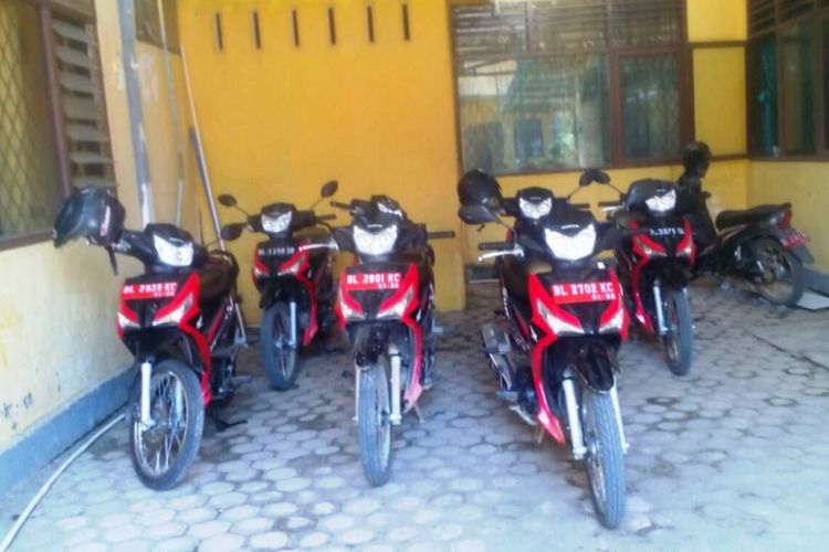Beberapa sepeda motor dinas kepala desa dikembalikan ke kantor Camat Lhoksukon, di Lhoksukon, Aceh Utara, Jumat (16/3/2018).