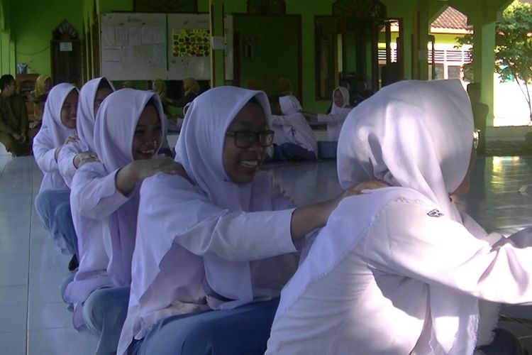 Puluhan Siswa SMA Muhammadiyah Al Mujahidin, Wonosari, Gunungkidul, Yogyakarta, Melakukan Pijat Relaksasi di Sekolah, Sebelum Mengikuti UNBK Senin (1/4/2019)