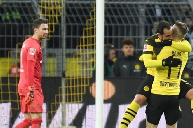 Paco Alcacer merayakan gol bersama Marco Reus dalam pertandingan Borussia Dortmund vs Werder Bremen di Signal Iduna Park dalam lanjutan Bundesliga 1 Liga Jerman, 15 Desember 2018. 