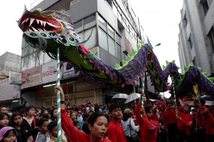 Peserta Cap Go Meh (CGM) Bogor Street Festival 2017 melintas di Jalan Suryakencana, Bogor, Jawa Barat, Sabtu (11/2/2017). Festival budaya untuk memperingati perayaan Cap Go Meh, hari ke-15 setelah perayaan Imlek.