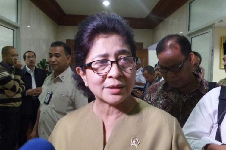 Menteri Kesehatan Nila Djuwita F Moeloek di Kompleks Parlemen, Senayan, Jakarta, Senin (16/1/2017)