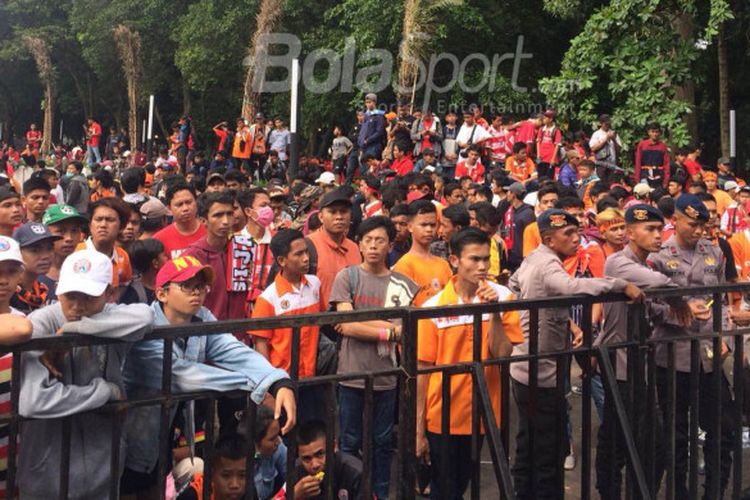 Calon penonton final Piala Presiden 2018 antara Persija kontra Bali United memadati area Stadion Utama Gelora Bung Karno, Senayan, Jakarta pada Sabtu (17/2/2018) sore. 