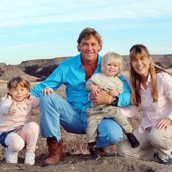 Steve Irwin bersama dengan istrinya, Terri, dan kedua anak mereka Robert (tengah) dan Bindi (kiri). (Instagram/Robert Irwin)