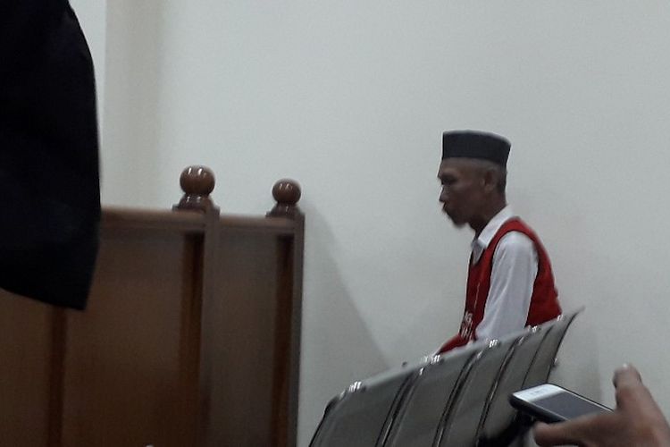 Muhtar Effendi alias Pendi (60) terdakwa kasus pembunuhan istri dan dua anak di Tangerang jalani sidang perdana dengan agenda pembacaan dakwaan di Pengadilan Negeri Tangerang pada Rabu (9/5/2018).