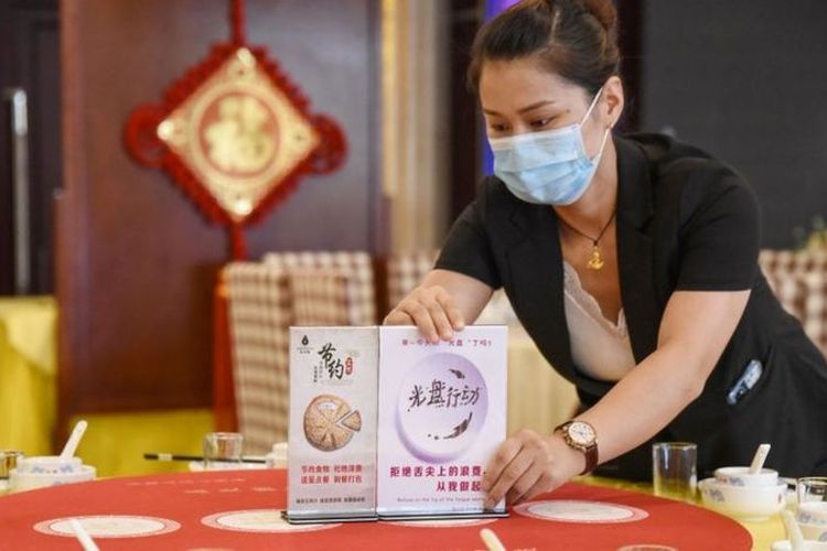 Pelanggan rumah makan di China diminta untuk mengurangi pesanan dalam upaya mengatasi masalah sampah makanan.