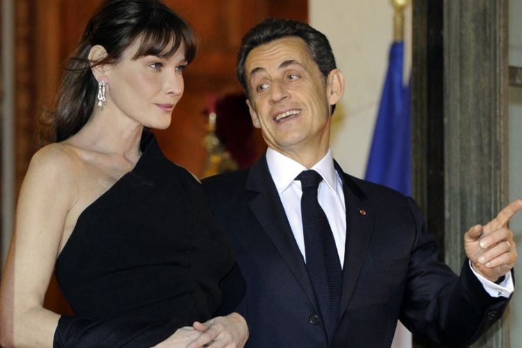 Carla Bruni Sarkozy bersama suami, NIcolas Sarkozy.
