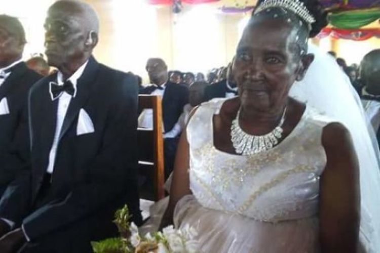 Naom, seorang perawan berusia 83 tahun menikahi Rwakaikara, seorang pria beranak 10 yang usianya sudah menginjak 90 tahun.