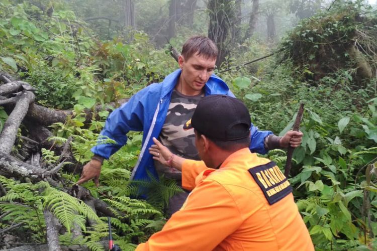 Tim SAR melakukan evakuasi terhadap warga negara Rusia Alexander yang sempat dikabarkan hilang di Gunung Agung