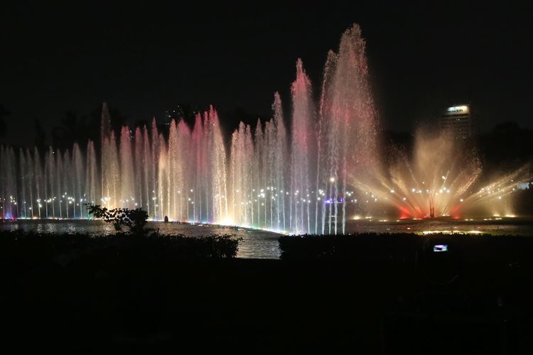 Air mancur menari atau Jakarta Monas Fountain di Monas, Jakarta Pusat, dapat dinikmati selama libur lebaran. Air mancur ini biasanya hanya dapat dinikmati pada akhir pekan. Gambar ini diambil pada Minggu (13/8/2017). 