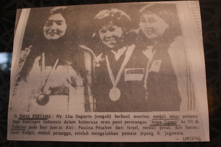 Memorabilia para atlet legendaris tenis Indonesia yang dipamerkan di Main Lobby Hotel Indonesia Kempinski, Jakarta dalam acara Remarkable Sports dan Heritage Photo Exhibition 