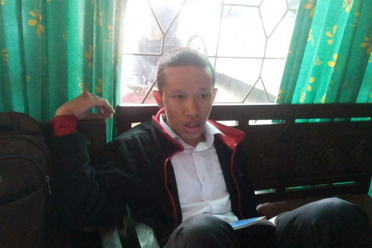 Muhammad Farhan (19) saat ditemui di rumahnya di Ciganjur, Jagakarsa, Jakarta Selatan, Kamis (20/7/2017). Farhan adalah mahasiswa Universitas Gunadarma yang jadi korban bullying oleh sejumlah teman-teman sekelasnya. Ia menyatakan menerima sanksi yang dijatuhkan pihak kampus terhadap para pelaku bullying.