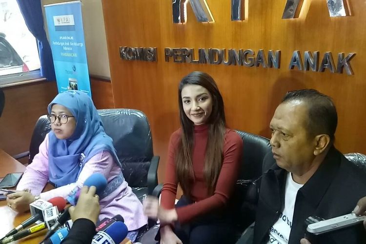 Tsania Marwa (tengah) dalam jumpa pers sesudah mediasi dengan Atalarik Syah di Kantor Komisi Perlindungan Anak Indonesia (KPAI) di Jalan Teuku Umar, Jakarta Pusat, Jumat (28/7/2017).
