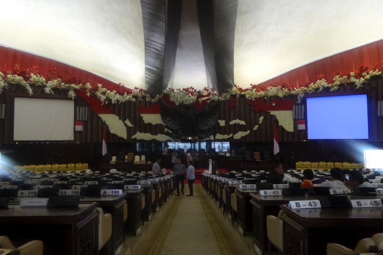 Dekorasi bernuansa merah-putih mendominasi ruang sidang Gedung Nusantara, Kompleks Parlemen, Senayan, Jakarta, Senin (14/8/2017) jelang sidang Tahunan MPR, Rabu (16/7/2017).