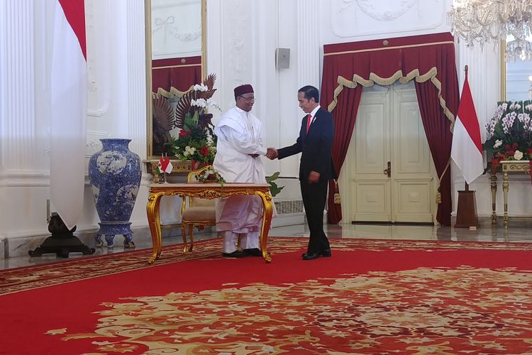 Presiden Joko Widodo menerima kunjungan Kenegaraan Presiden Republik Niger Mahamadou Issoufou, di Istana Merdeka, Jakarta, Senin (16/10/2017).