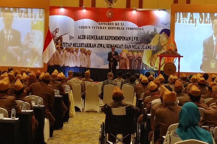 Presiden Joko Widodo saat menutup Kongres ke XI Legiun Veteran Republik Indonesia (LVRI) di Hotel Borobudur, Jakarta, Kamis (19/10/2017) siang.