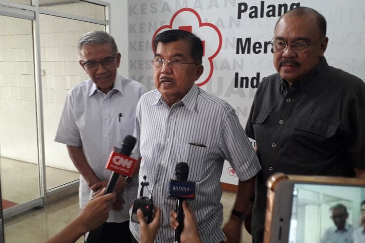 Ketua Palang Merah Indonesia Jusuf Kalla memberikan keterangan kepada wartawan di Kantor PMI, Minggu (30/9/2018).